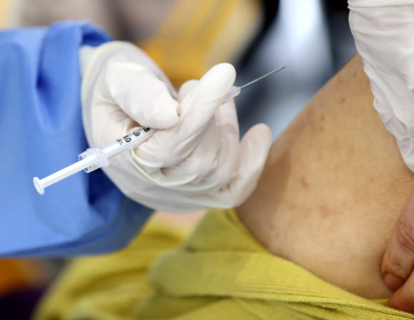 서울 강남구 일원에코센터에 마련된 백신접종센터에서 의료진이 주민에게 화이자 백신을 접종하고 있다. 서울신문 DB