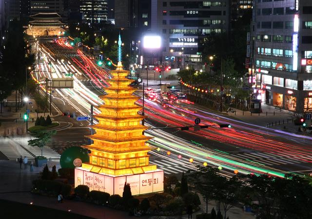 28일 오후 서울시청 앞 광장에 부처님오신날을 앞두고 설치된 미륵사지 석탑을 형상화한 대형 조형등이 불을 밝히고 있다. 올해 부처님오신날 연등행렬은 신종 코로나바이러스 감염증 예방을 위해 온라인으로 열린다. 2021.4.28 뉴스1