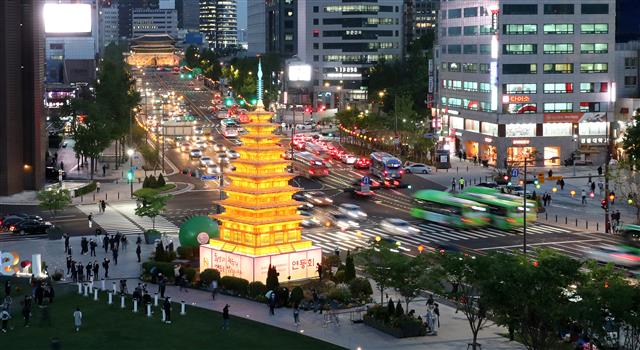 28일 오후 서울시청 앞 광장에 부처님오신날을 앞두고 설치된 미륵사지 석탑을 형상화한 대형 조형등이 불을 밝히고 있다. 올해 부처님오신날 연등행렬은 신종 코로나바이러스 감염증 예방을 위해 온라인으로 열린다. 2021.4.28 뉴스1