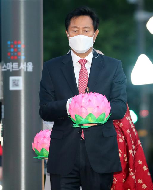 부처님오신날을 앞두고 28일 오후 서울시청 앞 광장에서 열린 봉축점등식에서 오세훈 서울시장이 탑돌이를 하고 있다. 올해 부처님오신날 연등행렬은 신종 코로나바이러스 감염증 예방을 위해 온라인으로 열린다. 2021.4.28 뉴스1