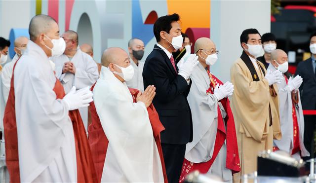 28일 오후 서울시청 앞 광장에서 부처님오신날을 앞두고  열린 봉축점등식에서 조계종 총무원장 원행스님과 오세훈 서울시장 등 참석자들이 합장하고 있다. 올해 부처님오신날 연등행렬은 신종 코로나바이러스 감염증 예방을 위해 온라인으로 열린다. 2021.4.28 뉴스1