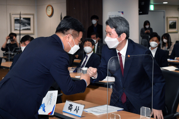 윤호중 더불어민주당 비대위원장(왼쪽)이 28일 서울 영등포구 국회대로 산림비전센터에서 열린 ‘인도적 대북 식량?비료 지원 어떻게 할 것인가?’ 세미나에 참석해 이인영 통일부장관과 인사하고 있다. 2021. 4. 28 김명국 선임기자 daunso@seoul.co.kr