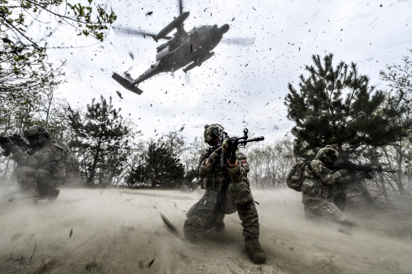 ‘조난자 엄호하라’