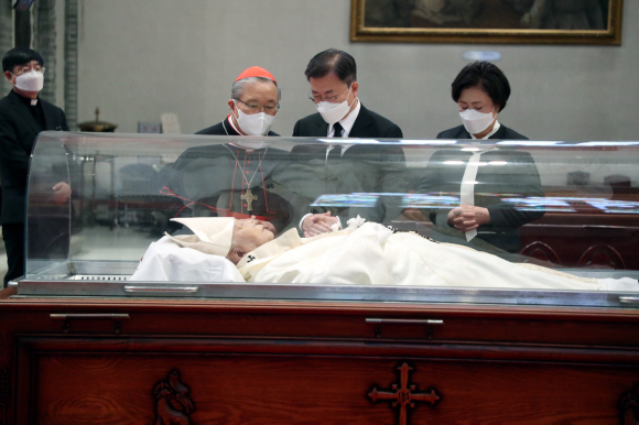 문재인 대통령과 김정숙 여사가 29일 서울 중구 명동성당에 마련된 고 정진석 추기경의 빈소를 찾아 천주교 서울대교구장인 염수정 추기경의 안내를 받으며 조문하고 있다. 2021. 4. 29 도준석 기자 pado@seoul.co.kr