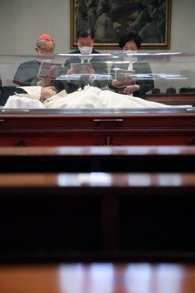 문재인 대통령과 김정숙 여사가 29일 서울 중구 명동성당에 마련된 고 정진석 추기경의 빈소를 찾아 천주교 서울대교구장인 염수정 추기경의 안내를 받으며 조문하고 있다. 2021. 4. 29 도준석 기자 pado@seoul.co.kr