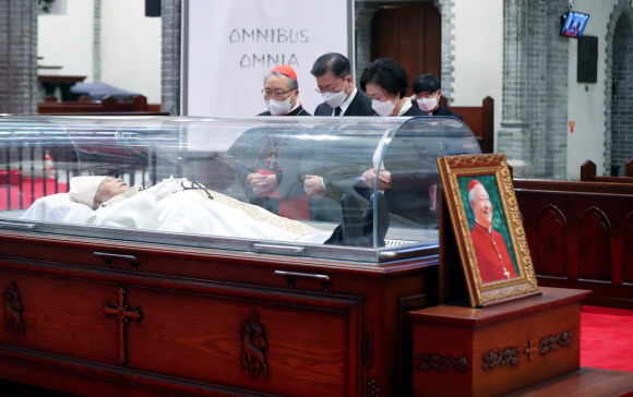 문재인 대통령과 김정숙 여사가 29일 서울 중구 명동성당에 마련된 고 정진석 추기경의 빈소를 찾아 천주교 서울대교구장인 염수정 추기경의 안내를 받으며 조문하고 있다. 2021. 4. 29 도준석 기자 pado@seoul.co.kr