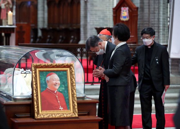 문재인 대통령과 김정숙 여사가 29일 서울 중구 명동성당에 마련된 고 정진석 추기경의 빈소를 찾아 천주교 서울대교구장인 염수정 추기경의 안내를 받으며 조문하고 있다. 2021. 4. 29 도준석 기자 pado@seoul.co.kr