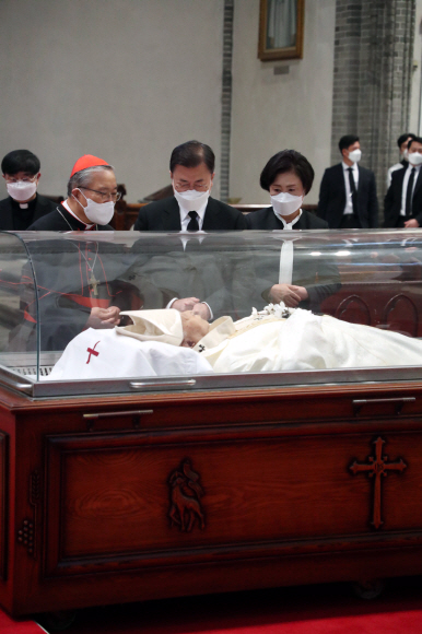 문재인 대통령과 김정숙 여사가 29일 서울 중구 명동성당에 마련된 고 정진석 추기경의 빈소를 찾아 천주교 서울대교구장인 염수정 추기경의 안내를 받으며 조문하고 있다. 2021. 4. 29 도준석 기자 pado@seoul.co.kr