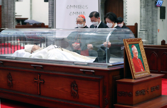 문재인 대통령과 김정숙 여사가 29일 서울 중구 명동성당에 마련된 고 정진석 추기경의 빈소를 찾아 천주교 서울대교구장인 염수정 추기경의 안내를 받으며 조문하고 있다. 2021. 4. 29 도준석 기자 pado@seoul.co.kr