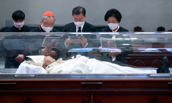 문재인 대통령과 김정숙 여사가 29일 서울 중구 명동성당에 마련된 고 정진석 추기경의 빈소를 찾아 천주교 서울대교구장인 염수정 추기경의 안내를 받으며 조문하고 있다. 2021. 4. 29 도준석 기자 pado@seoul.co.kr