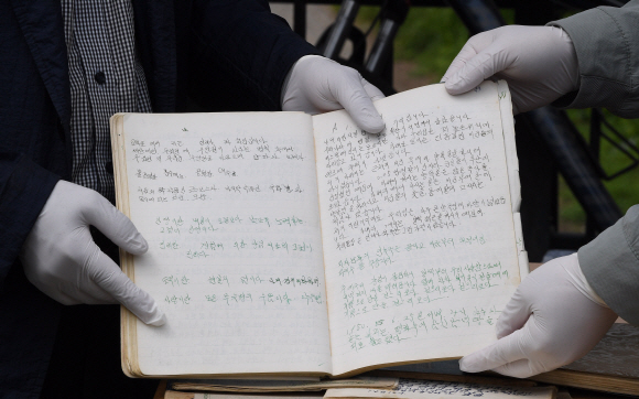 전태일 일기장 관리위원회 회원들이 29일 서울 청계천 전태일 열사 동상 앞에서 전태일 일기장 육필 원본 공개 기자회견을 열고 있다. 전태일 열사의 동생 전태삼 씨가 열사의 육필 일기장을 공개하고 있다. 2021.4.29 오장환 기자 5zzang@seoul.co.kr