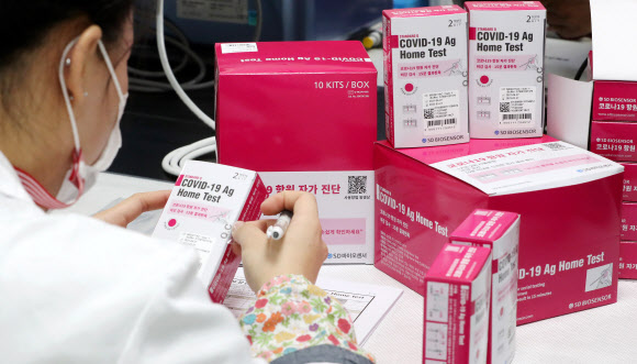 코로나19 자가검사키트, 약국 판매 앞두고 완제품 최종점검