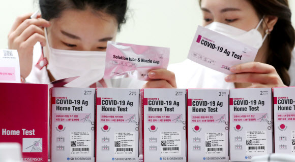 코로나19 자가검사키트, 약국 판매 앞두고 완제품 최종검사