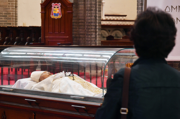 29일 서울 명동성당에서 추모객들이 선종한 정진석 추기경을 조문하고 있다.2021. 4. 29 사진공동취재단