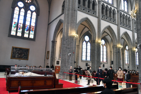 29일 서울 명동성당에서 추모객들이 선종한 정진석 추기경을 조문하고 있다.2021. 4. 29 사진공동취재단