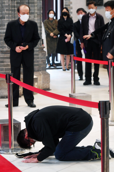 29일 서울 명동성당에서 추모객들이 선종한 정진석 추기경을 조문하고 있다.2021. 4. 29 사진공동취재단