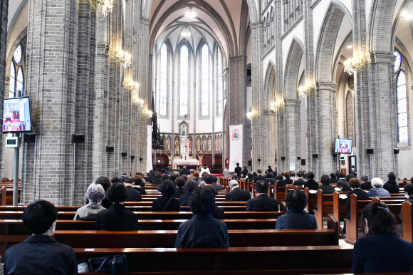 천주교 신자들이 29일 서울 중구 명동성당에서 고(故) 정진석 추기경을 위한 연도(연옥에 있는 이를 위하여 하는 기도)를 드리고 있다.2021. 4. 29 사진공동취재단
