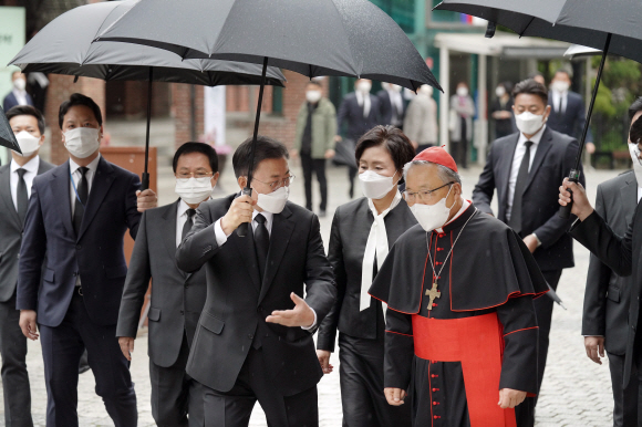 문재인 대통령과 김정숙 여사가 29일 서울 중구 명동성당에 마련된 고 정진석 추기경의 빈소를 찾아 천주교 서울대교구장인 염수정 추기경의 안내를 받으며 입장하고 있다. 2021. 4. 29 도준석 기자 pado@seoul.co.kr