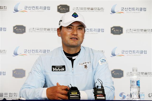 ‘KPGA 출전’ 인터뷰 하는 박찬호