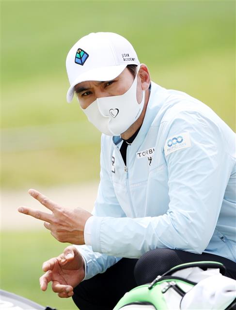 박찬호 ‘버디퍼팅 성공’