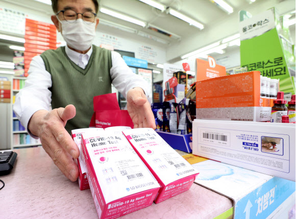 시중 약국에서 판매 시작한 코로나19 자가검사키트