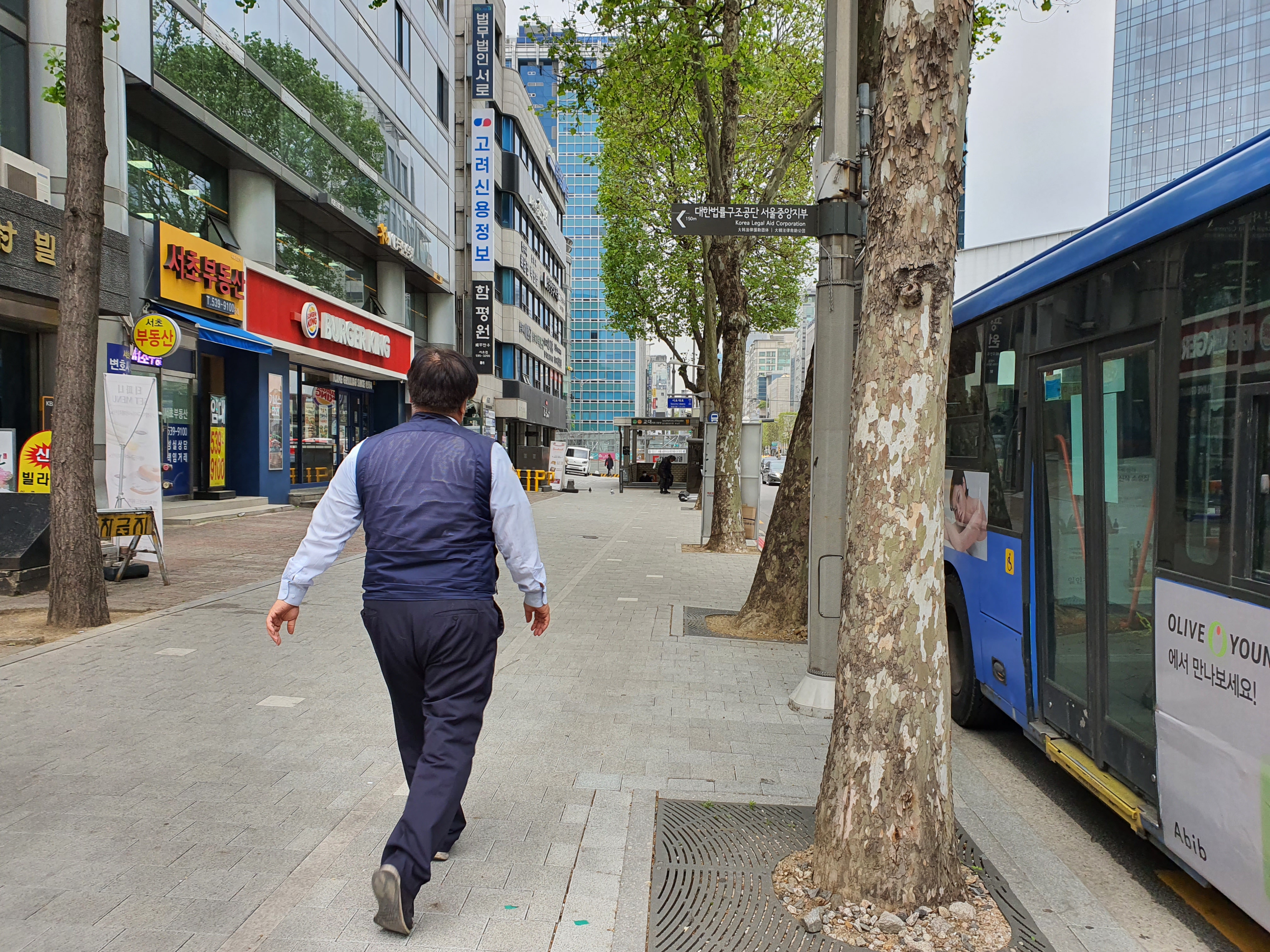 742번 버스 기사 이수희(55)씨가 29일 오전 8시 30분쯤 버스 승객들에게 조심스럽게 양해를 구한 뒤 지하철 교대역 화장실로 뛰어가고 있다. 최영권 기자 story@seoul.co.kr