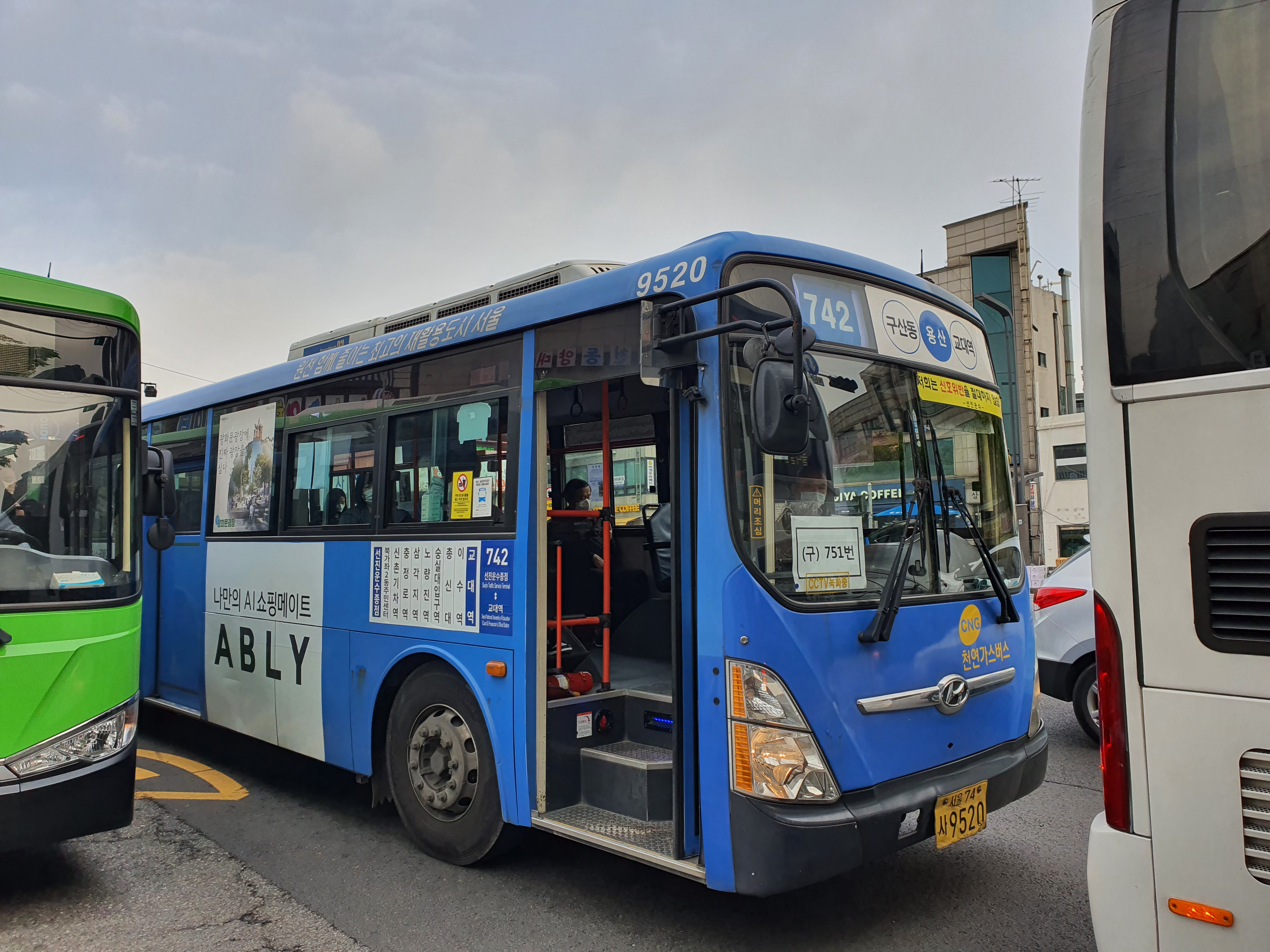 선진운수 김승환(49) 씨가 운행하는 742번 버스가 29일 오전 7시 26분 문을 열고 승객을 기다리고 있다. 최영권 기자 story@seoul.co.kr