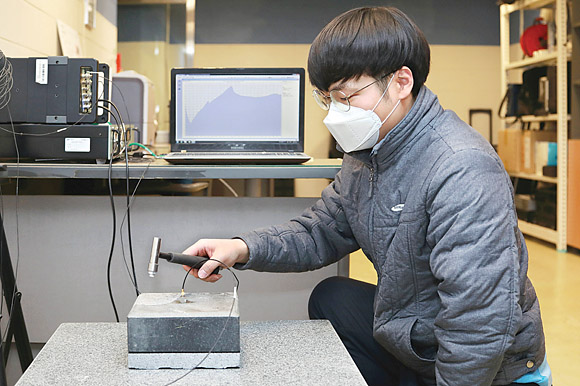 삼성물산 층간소음연구소에서 연구원이 층간소음을 실험하고 있다. 삼성물산 제공