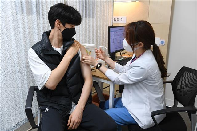 코로나19 백신 맞는 이대훈