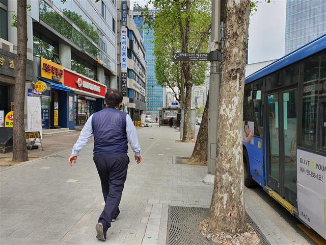 742번 버스 기사 이수희(55)씨가 29일 오전 8시 30분쯤 버스 승객들에게 조심스럽게 양해를 구한 뒤 지하철 교대역 화장실로 뛰어가고 있다.