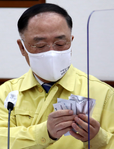 ‘자가 진단키트’ 보는 홍남기 총리직무대행