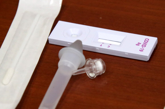 중대본 회의에 등장한 ‘자가 진단키트’