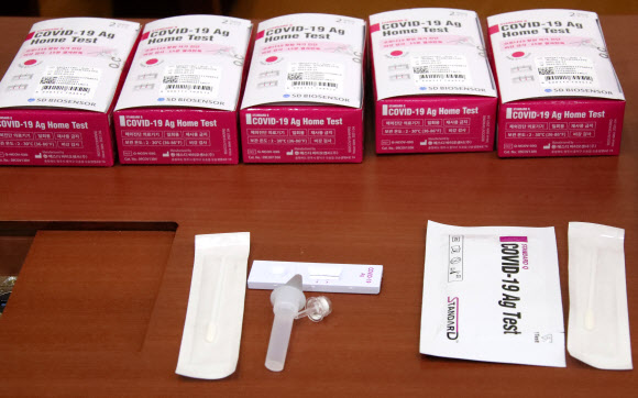 중대본 회의에 등장한 ‘자가 진단키트’
