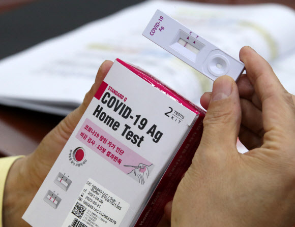 중대본 회의에 등장한 ‘자가 진단키트’