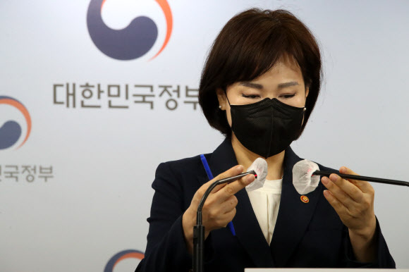 마이크 조정하는 전현희 국민권익위원장