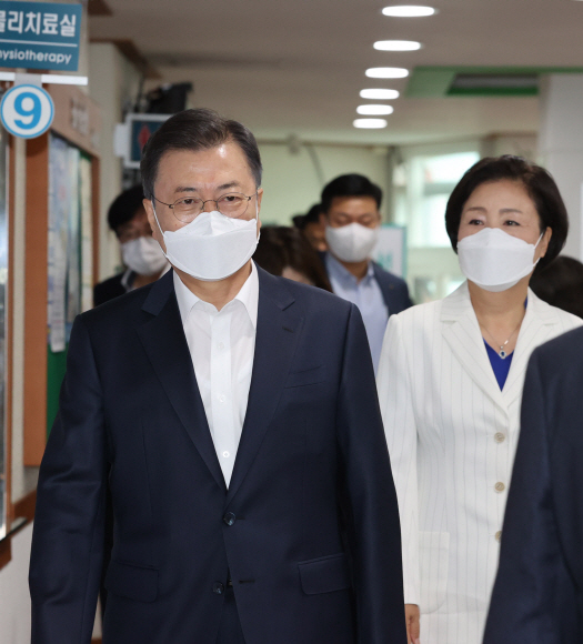 문재인 대통령(왼쪽)과 부인 김정숙 여사가 30일 오전 서울  종로구보건소에서 아스트라제네카(AZ)사의 신종 코로나바이러스 감염증(코로나19) 백신을 2차 접종을 하기 위해 이동하고 있다. 2021.04.30 도준석 기자 pado@seoul.co.kr