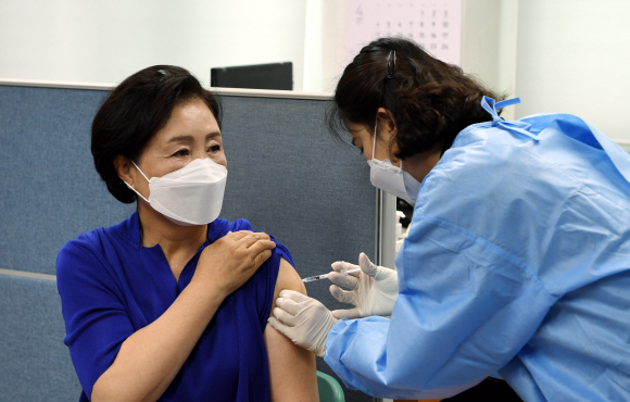 문재인 대통령 부인 김정숙 여사가 30일 오전 서울  종로구보건소에서 아스트라제네카(AZ)사의 신종 코로나바이러스 감염증(코로나19) 백신을 2차 접종 하고 있다. 2021.04.30 도준석 기자 pado@seoul.co.kr