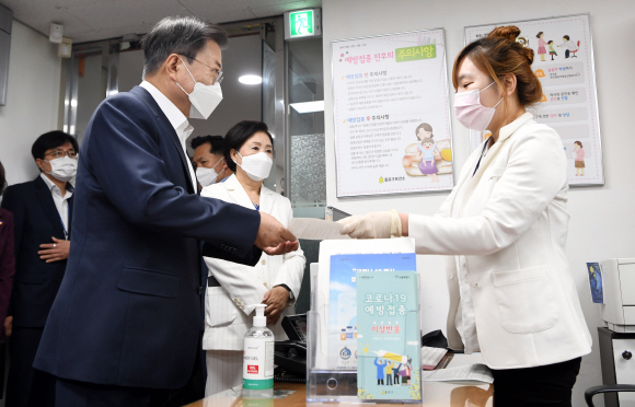 문재인 대통령이 30일 오전 서울  종로구보건소에서 아스트라제네카(AZ)사의 신종 코로나바이러스 감염증(코로나19) 백신을 2차 접종을 하기 위해 서류를 제출하고 있다. 2021.04.30 도준석 기자 pado@seoul.co.kr