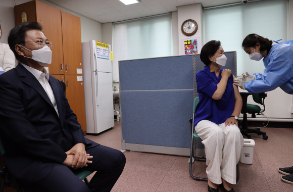 문재인 대통령 부인 김정숙 여사가 30일 오전 서울  종로구보건소에서 아스트라제네카(AZ)사의 신종 코로나바이러스 감염증(코로나19) 백신을 2차 접종 하고 있다. 2021.04.30 도준석 기자 pado@seoul.co.kr