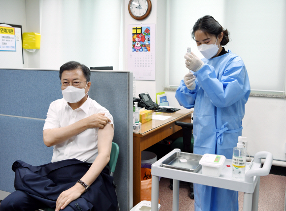 문재인 대통령이 30일 오전 서울  종로구보건소에서 아스트라제네카(AZ)사의 신종 코로나바이러스 감염증(코로나19) 백신을 2차 접종 하고 있다. 2021.04.30 도준석 기자 pado@seoul.co.kr