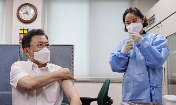 문재인 대통령이 30일 오전 서울  종로구보건소에서 아스트라제네카(AZ)사의 신종 코로나바이러스 감염증(코로나19) 백신을 2차 접종 하고 있다. 2021.04.30 도준석 기자 pado@seoul.co.kr