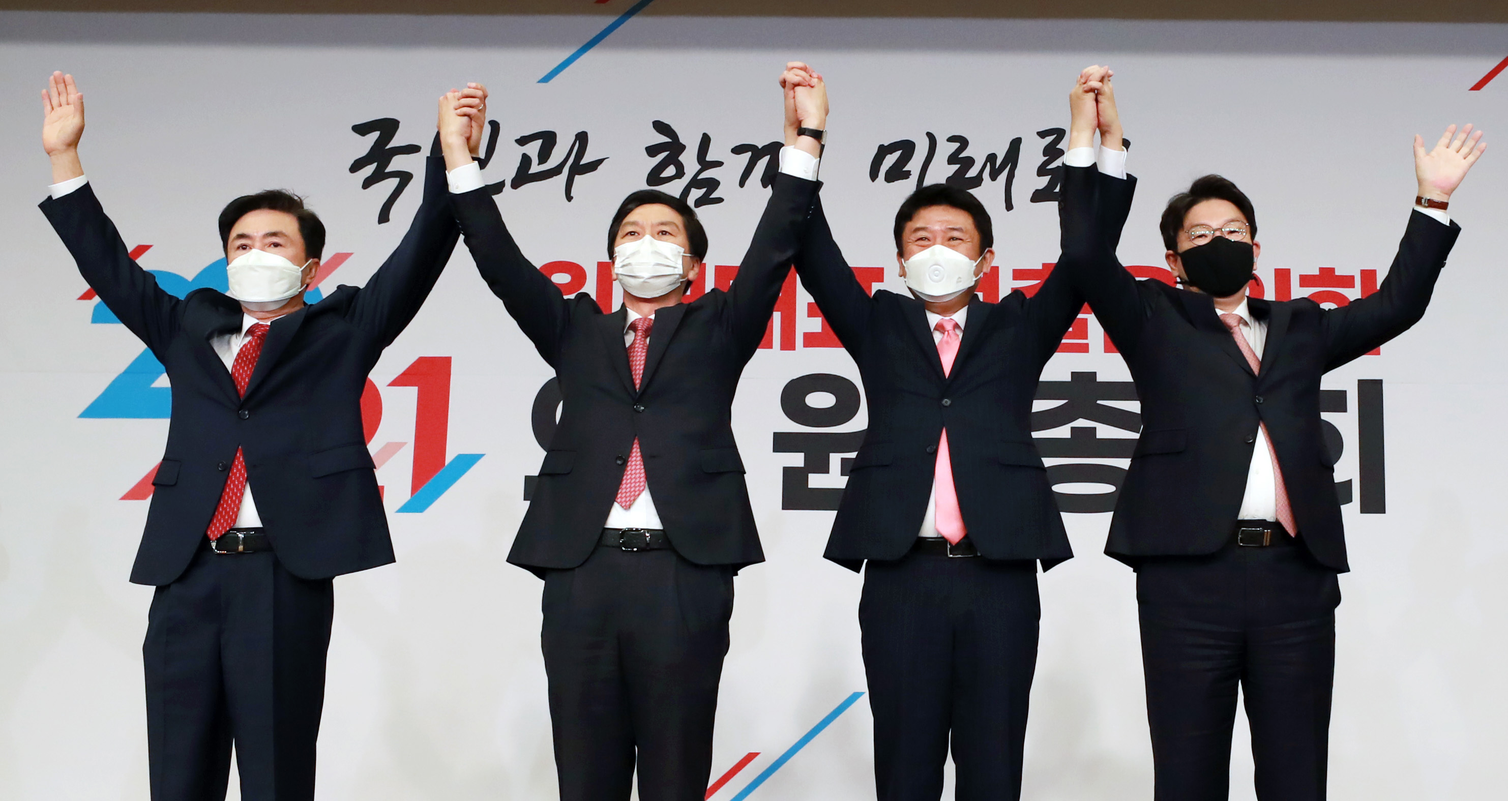 국민의힘 신임 원내대표에 김기현 선출  (서울=뉴스1) 구윤성 기자 = 국민의힘 원내대표에 당선된 김기현 의원(왼쪽 두번째)이 30일 서울 여의도 국회도서관 대강당에서 열린 국민의힘 원내대표 선출을 위한 의원총회에서 경선 후보들과 함께 손을 맞잡고 있다. 왼쪽부터 김태흠, 김기현, 유의동, 권성동 의원. 2021.4.30