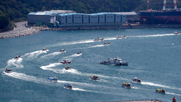 일본 규탄 해상시위 나선 어민들