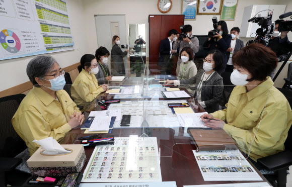 보건소 직원과 간담회 하는 정은경