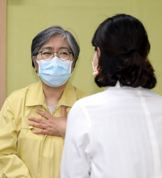 청주 흥덕보건소 직원 격려하는 정은경