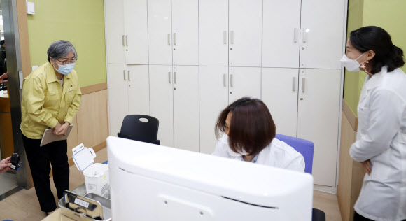 청주 흥덕보건소 직원 격려하는 정은경