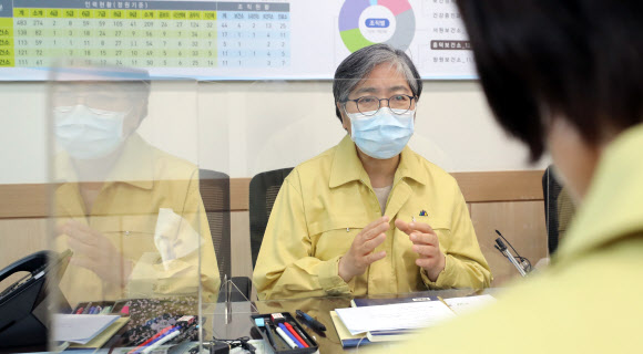 보건소 직원과 간담회 하는 정은경