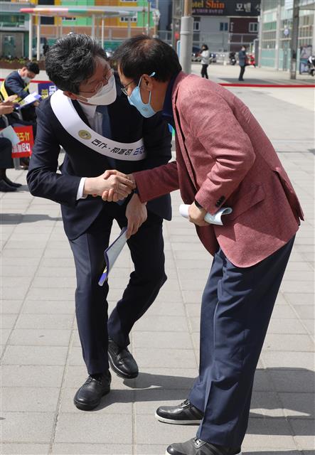 인사 나누는 홍준표.유승민