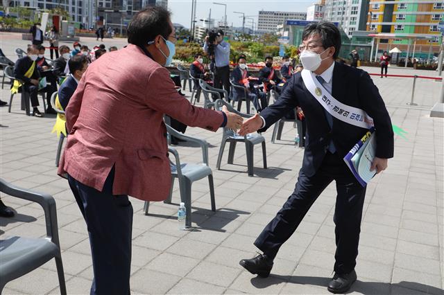 인사 나누는 홍준표?유승민