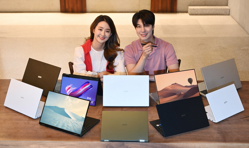 LG전자 모델들이 자사의 노트북 ‘LG그램’을 소개하고 있다. LG전자 제공